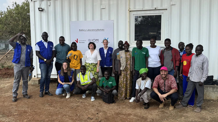 BRIGHT solar lamp Repair Program in Bidibidi Uganda. Group photo of E-waste Management project participants, featuring representatives from BRIGHT and IOM (© BRIGHT).